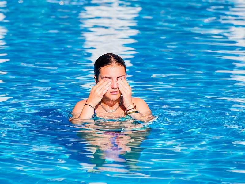 Does Swimming in Chlorine Turn Hair Green? Debunking Top 5 Pool Myths