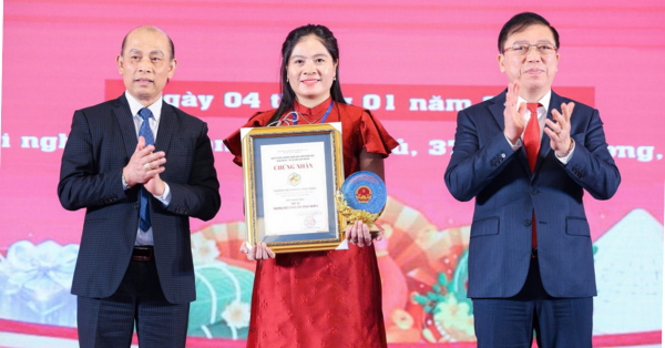 Thoa Doãn được vinh danh tại Lễ Biểu Dương Tấm Gương Tiêu Biểu trong Công tác Từ Thiện, An Sinh Xã Hội