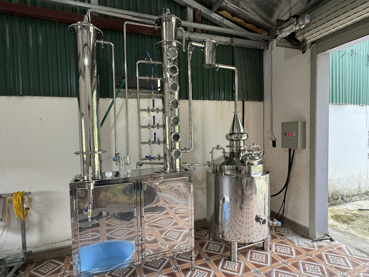 Hệ thống chưng cất rượu bằng tháp đa tầng.