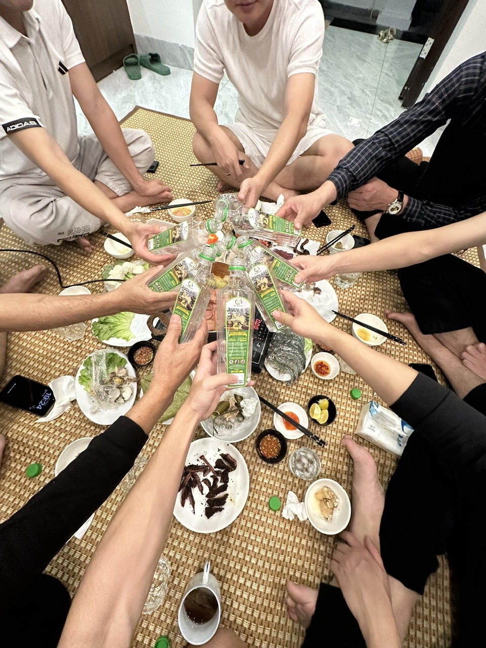 Xu hướng sử dụng rượu gạo Séng Cù của HTX NÔNG SẢN LÀO CAI được chưng cất bằng tháp đa tầng trên bàn nhậu Việt Nam đang tăng mạnh