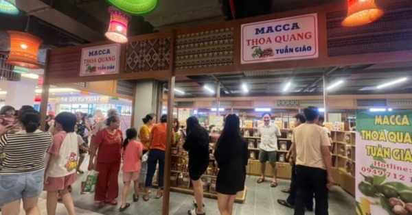 THOA QUANG THAM GIA CHỢ ĐỈNH ĐIỆN BIÊN